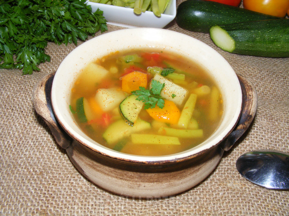 Kolorowa zupa jarzynowa z fasolką szparagowa i cukinią
