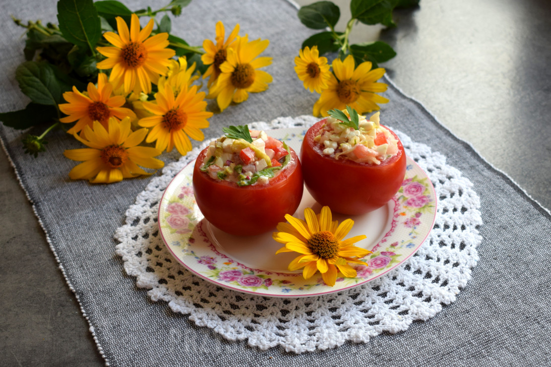 Pomidory faszerowane serkiem wiejskim, jajkiem i warzywami