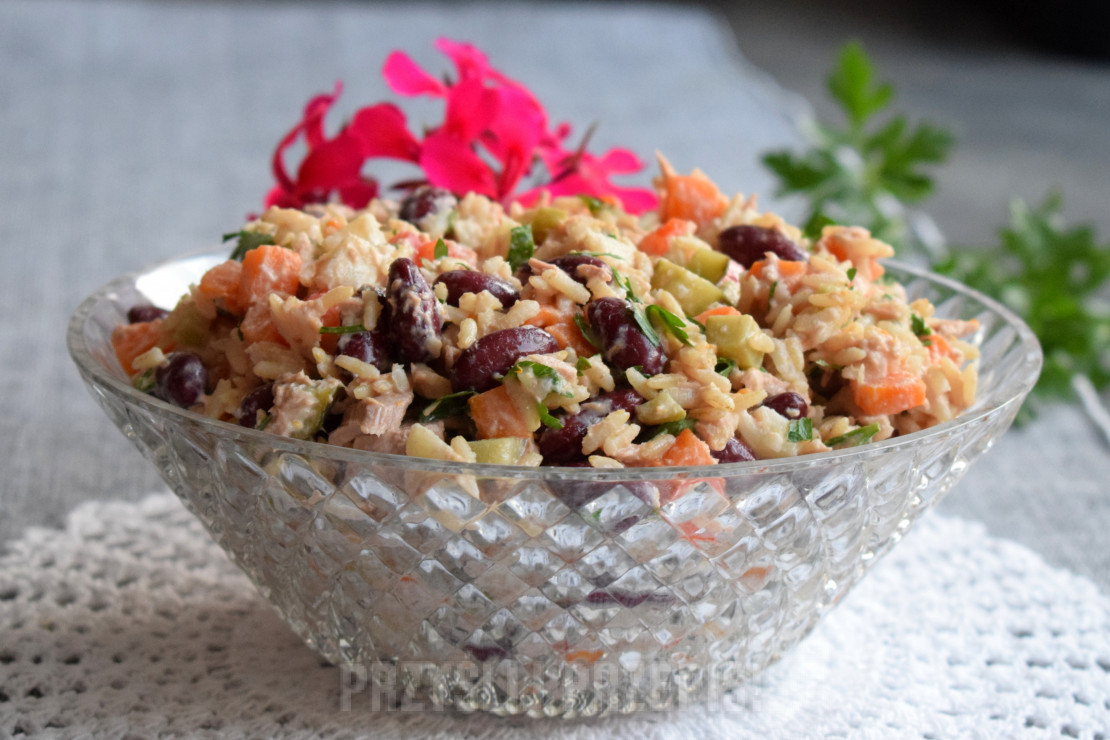 Sałatka z ryżem, tuńczykiem i gotowanymi warzywami