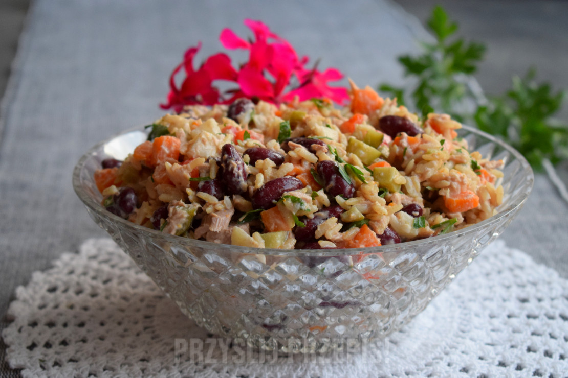 Sałatka z ryżem, tuńczykiem i gotowanymi warzywami