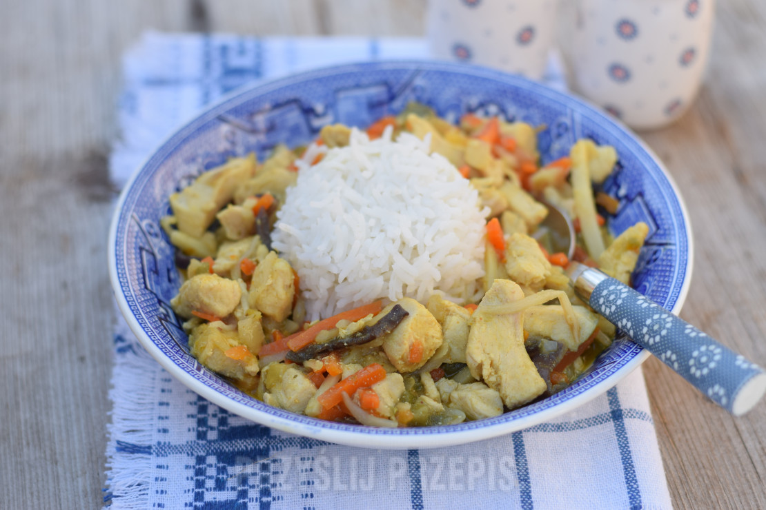 Curry z kurczakiem, mieszanką chińską i ryżem