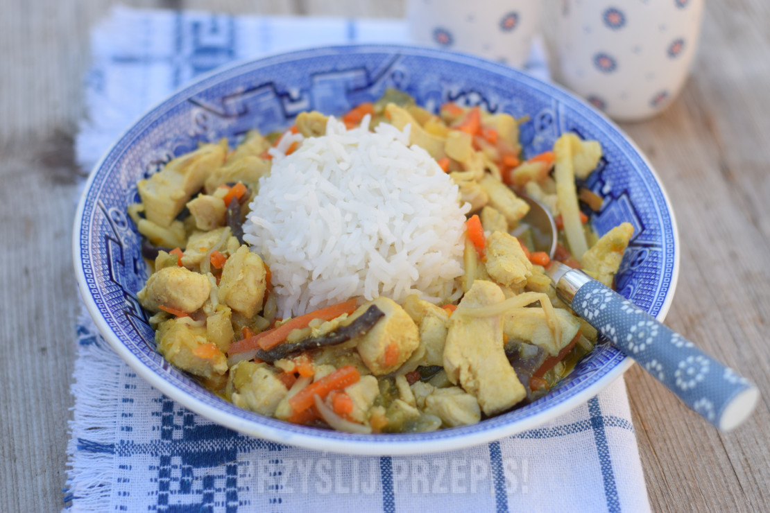 Curry z kurczakiem, mieszanką chińską i ryżem