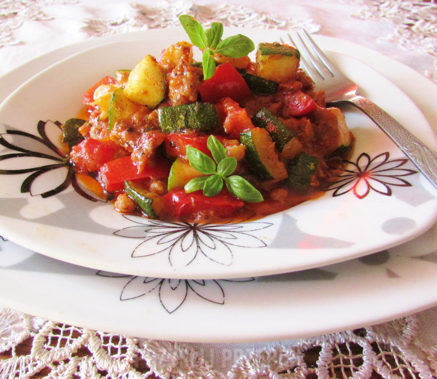 Potrawka  cukiniowa z  pomidorami i mięsem mielonym