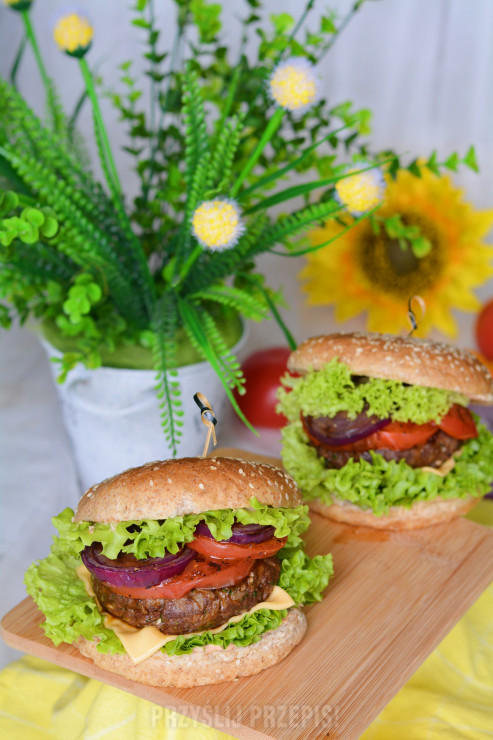 Soczysty cheeseburger wołowy z sosem i warzywami