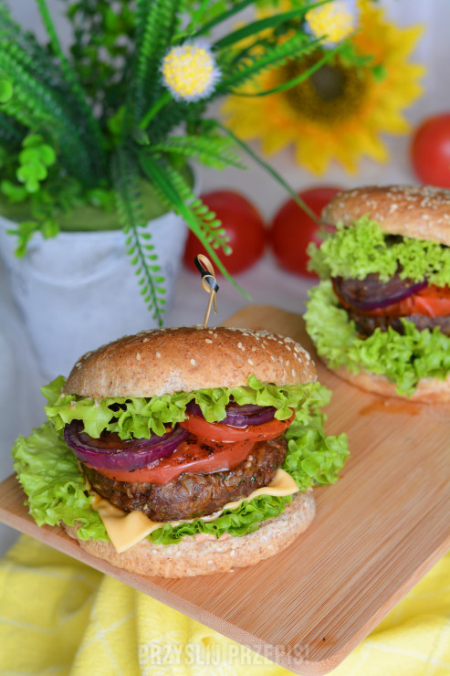 Soczysty cheeseburger wołowy z sosem i warzywami