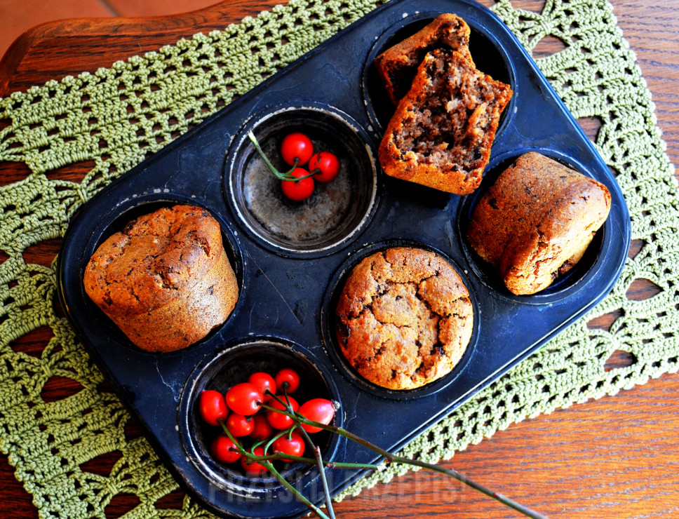 Wegańskie muffinki z cukinią i kawałkami czekolady.