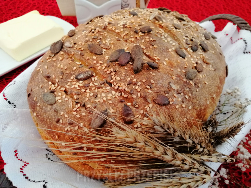 Chleb pszenny na zakwasie pszennym z ziarnami