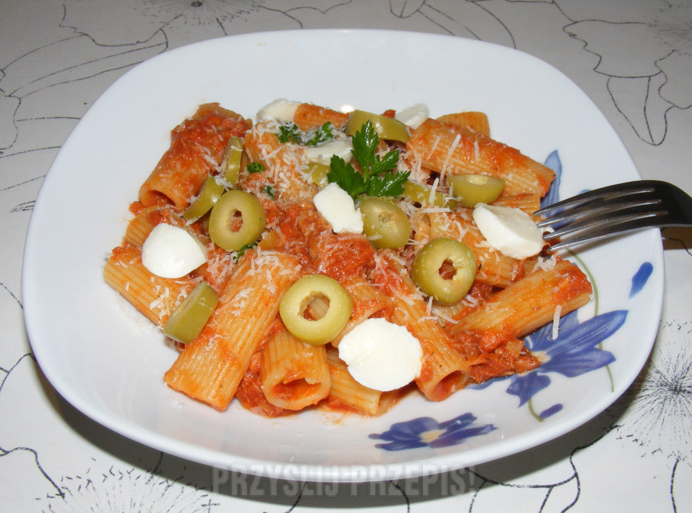 Makaron Rigatoni z tuńczykiem, oliwkami i mozzarellą w sosie pomidorowym