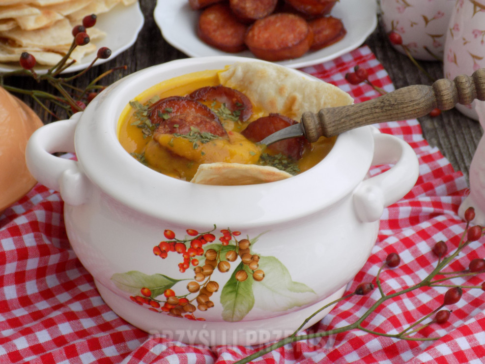 Pikantna zupa dyniowa z kiełbasą i lubczykiem