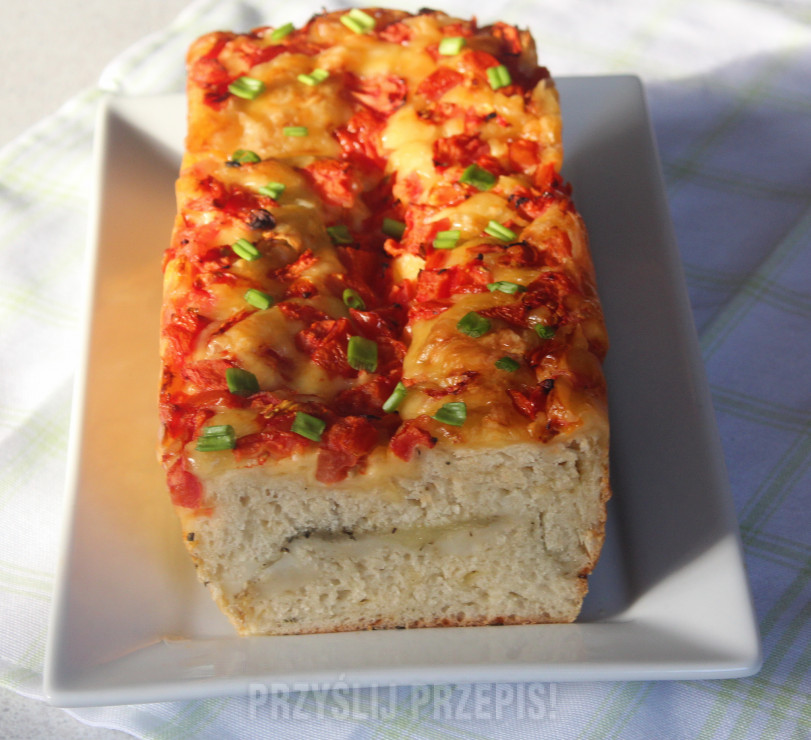 Ziołowy chleb z pomidorami i serem