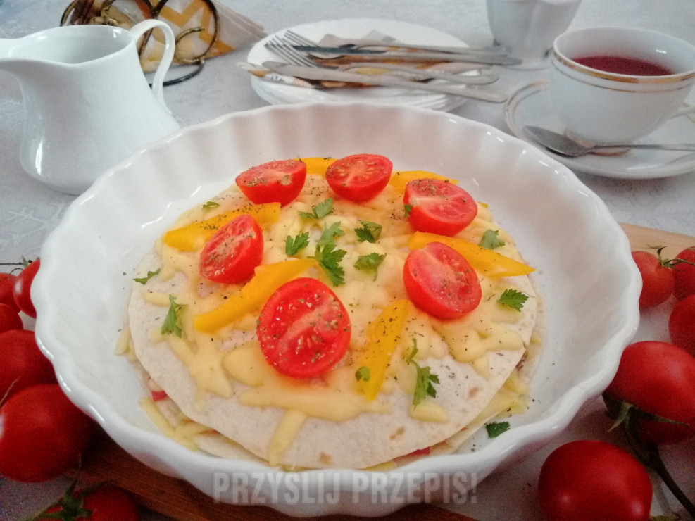 Tortilla z jajkiem sadzonym, salami i żółtym serem