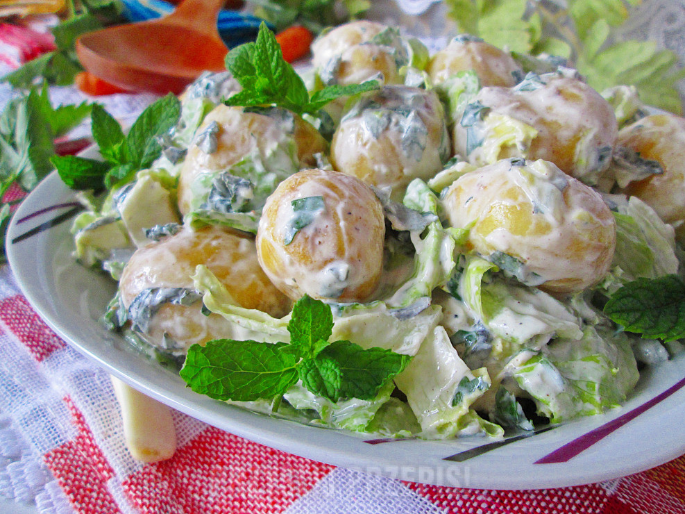 Ziołowo – korzenne młode ziemniaki z sałatą lodową