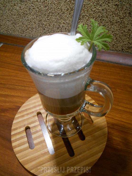 Kawa z domowym korzennym syropem dyniowym