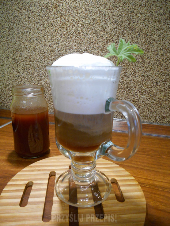 Kawa z domowym korzennym syropem dyniowym