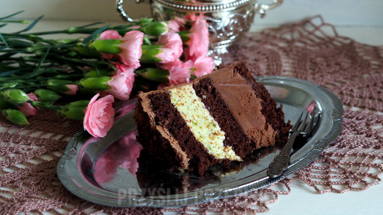 Tort czekoladowo-pistacjowy