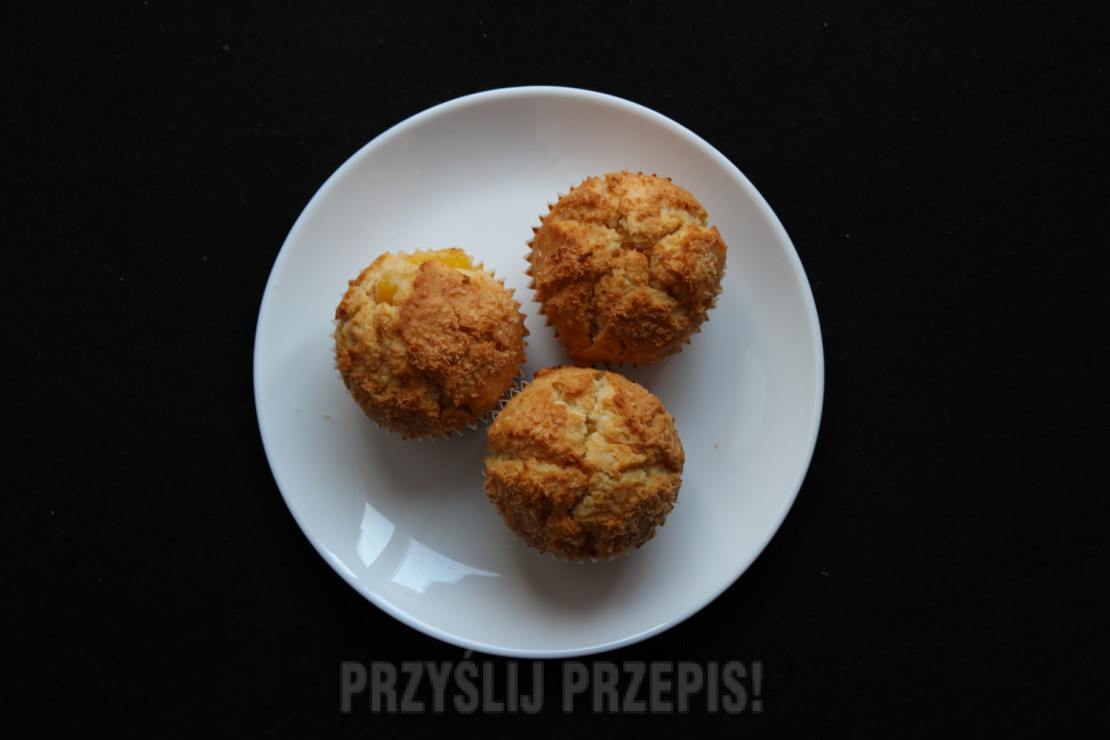 Muffinki pinacolada (z mleczkiem kokosowym, wiórkami i ananasem)