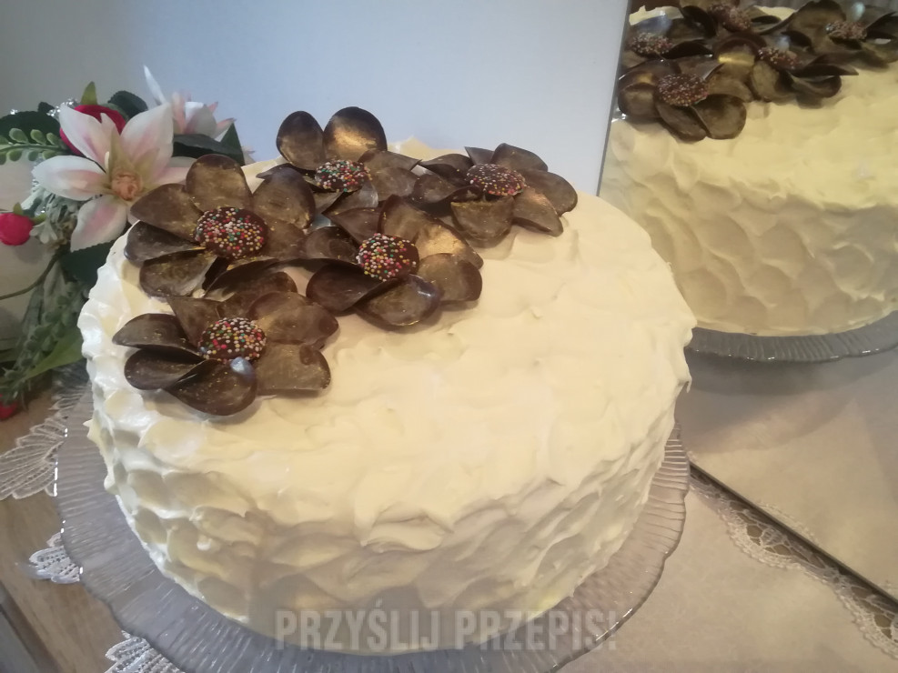 Tort serowy z dekoracją z czekolady