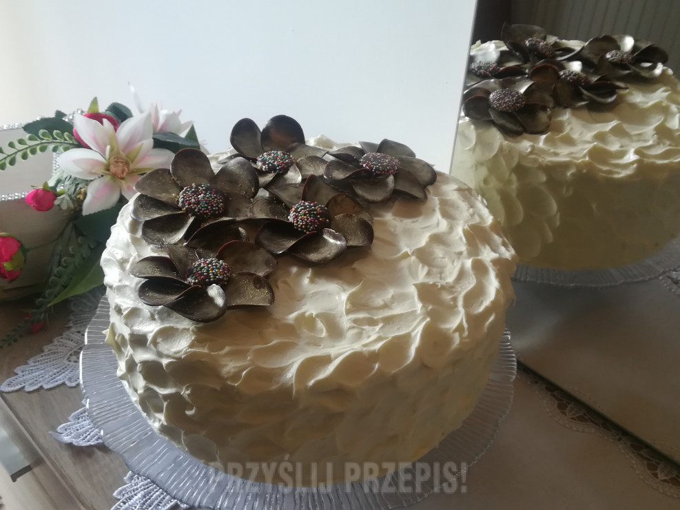 Tort serowy z dekoracją z czekolady