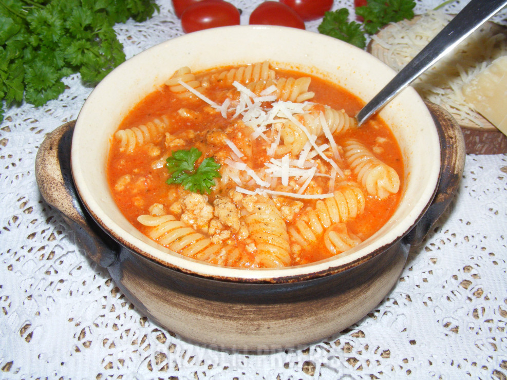 Zupa pomidorowa z mięsem mielonym i świderkami