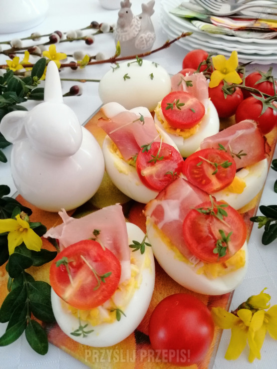 Jajko z pastą, szynką i pomidorkiem