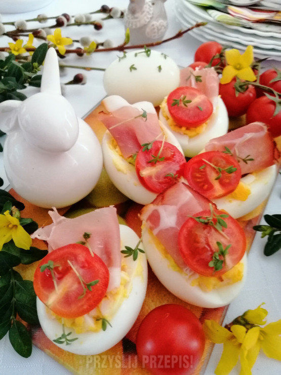 Jajko z pastą, szynką i pomidorkiem