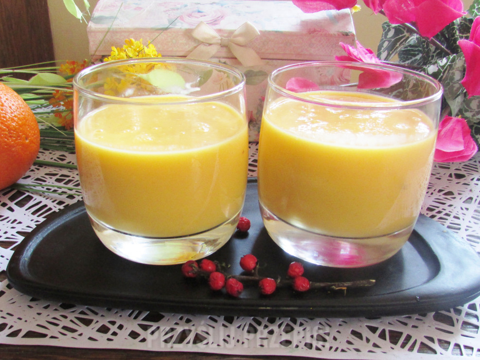 Jogurtowy  koktajl z mango i pomarańczą