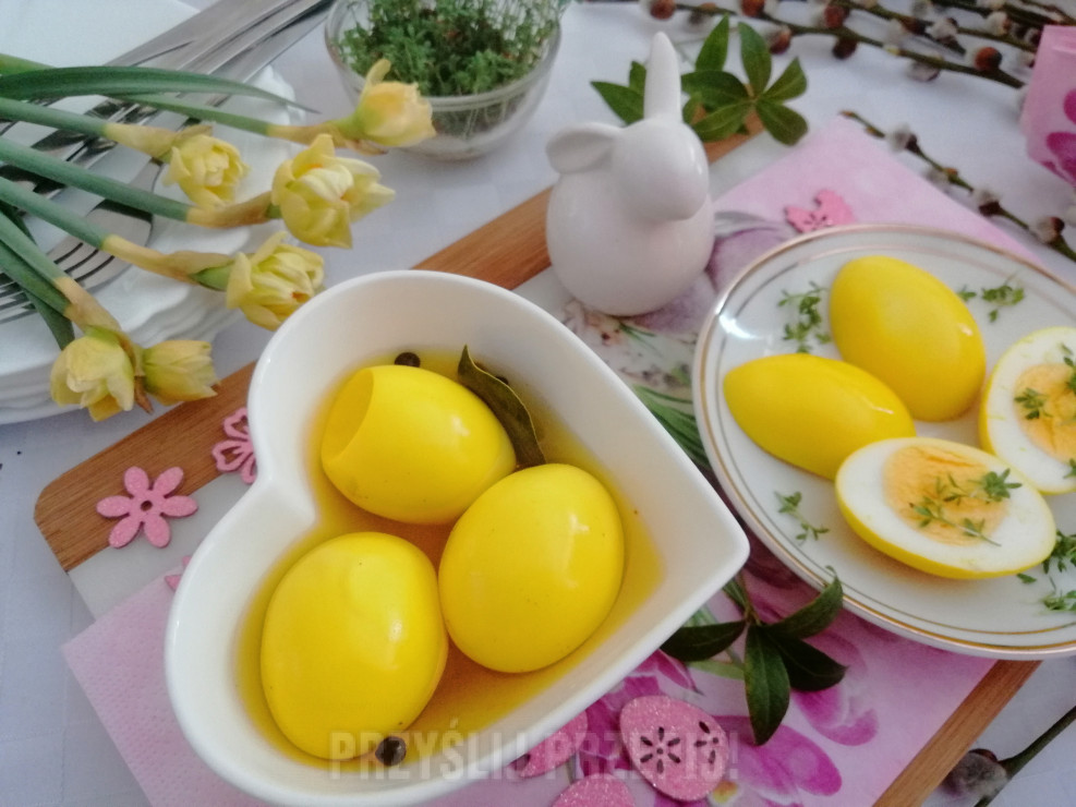 Marynowane jajka w kurkumie i szafranie