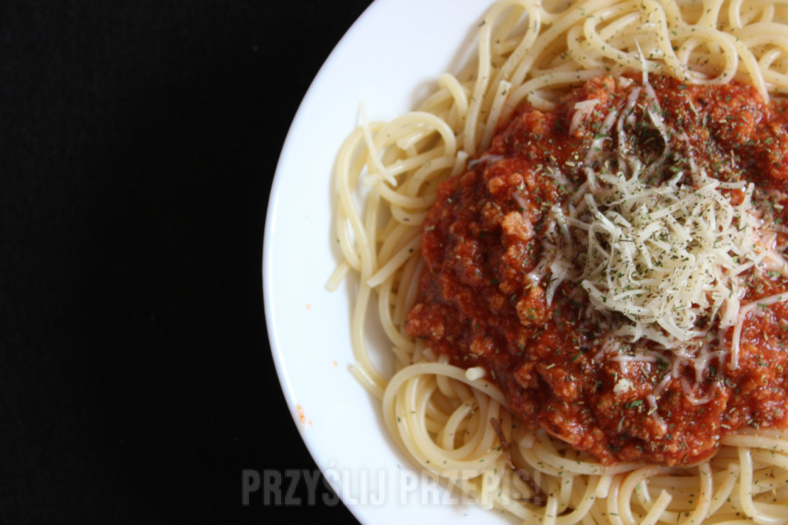 Wegetariańskie spaghetti z sosem pomidorowym