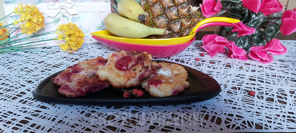 placki owowcowe  z ananasem bananem i malinami