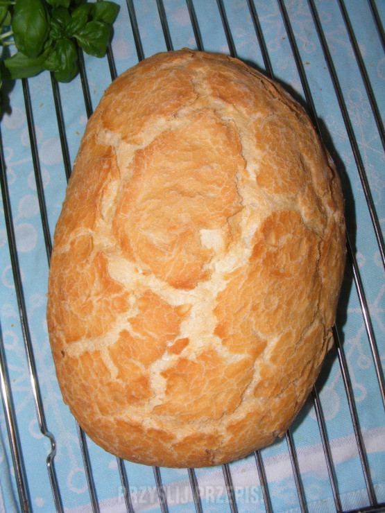Domowy chleb z chrupiącą skórką pieczony w garnku