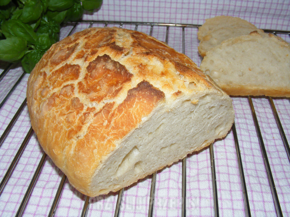 Domowy chleb z chrupiącą skórką pieczony w garnku