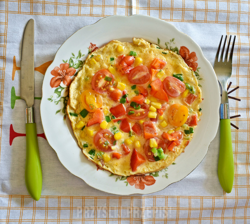 Zdrowy, kolorowy omlet z warzywami
