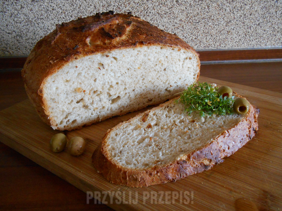 Chleb na drożdżach z cebulką i kminkiem