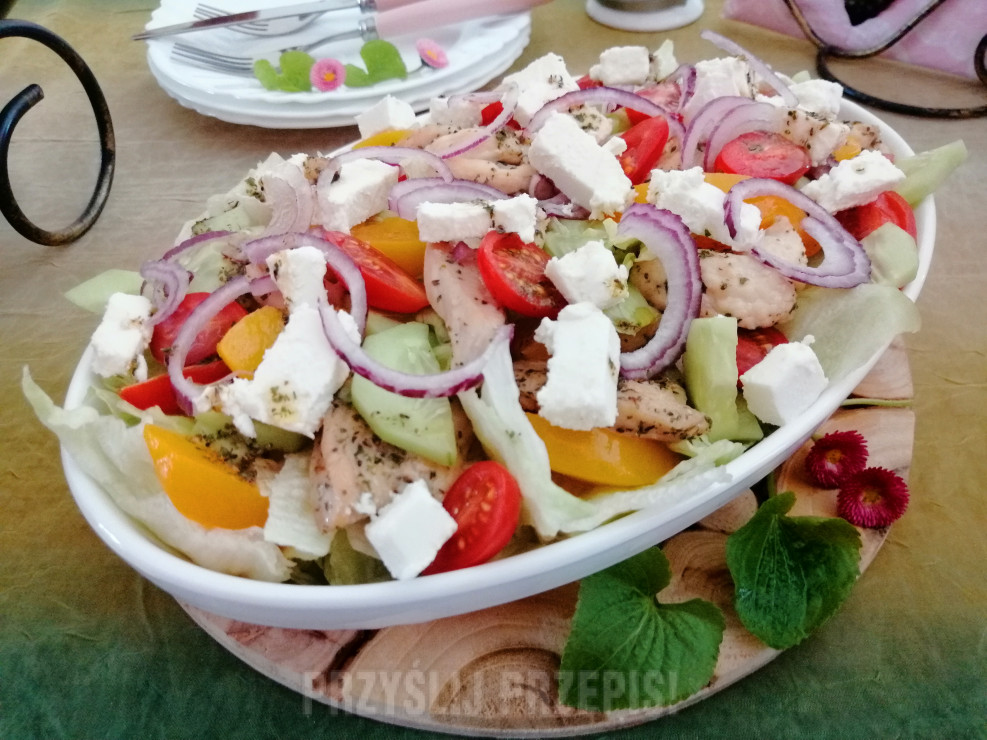 Pożywna sałatka z filetem drobiowym, serem feta, brzoskwiniami i warzywami