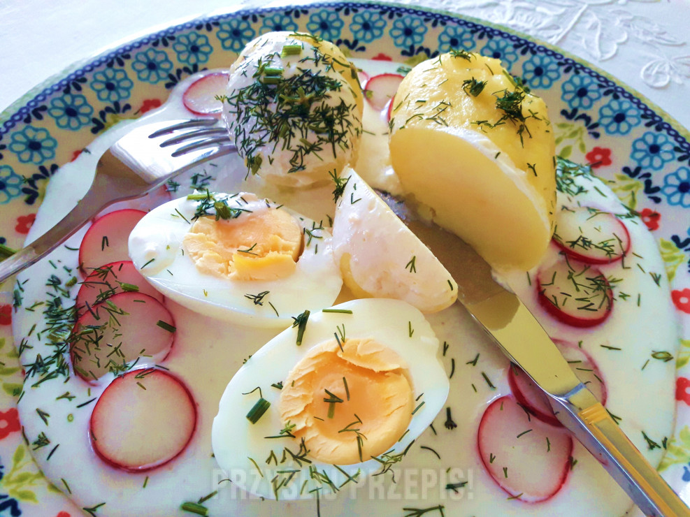 Młode ziemniaki z jajkiem w sosie chrzanowym