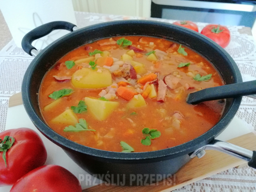 Pożywna zupa warzywna z kaszą jaglaną i kiełbasą