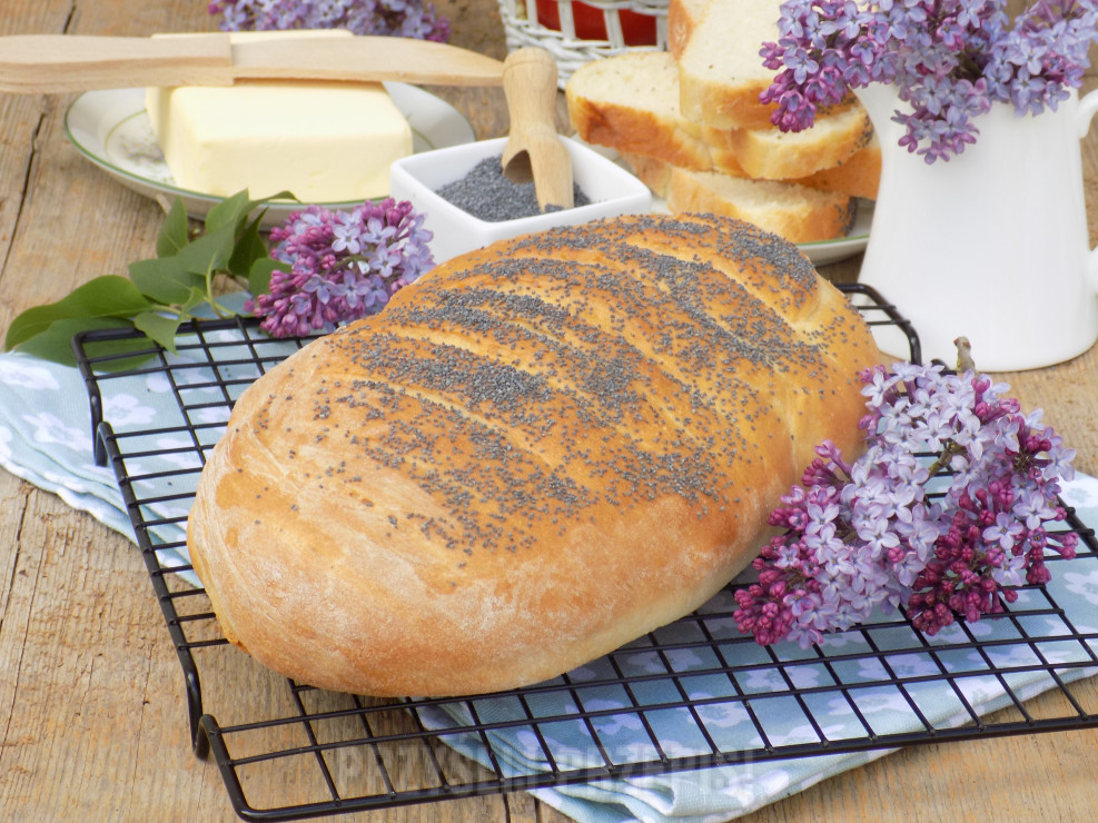 Drożdżowy chleb z makiem i mąką krupczatką