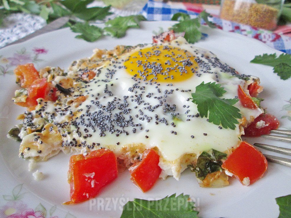 Jajka z piekarnika z pomidorami, żółtym serem i makiem