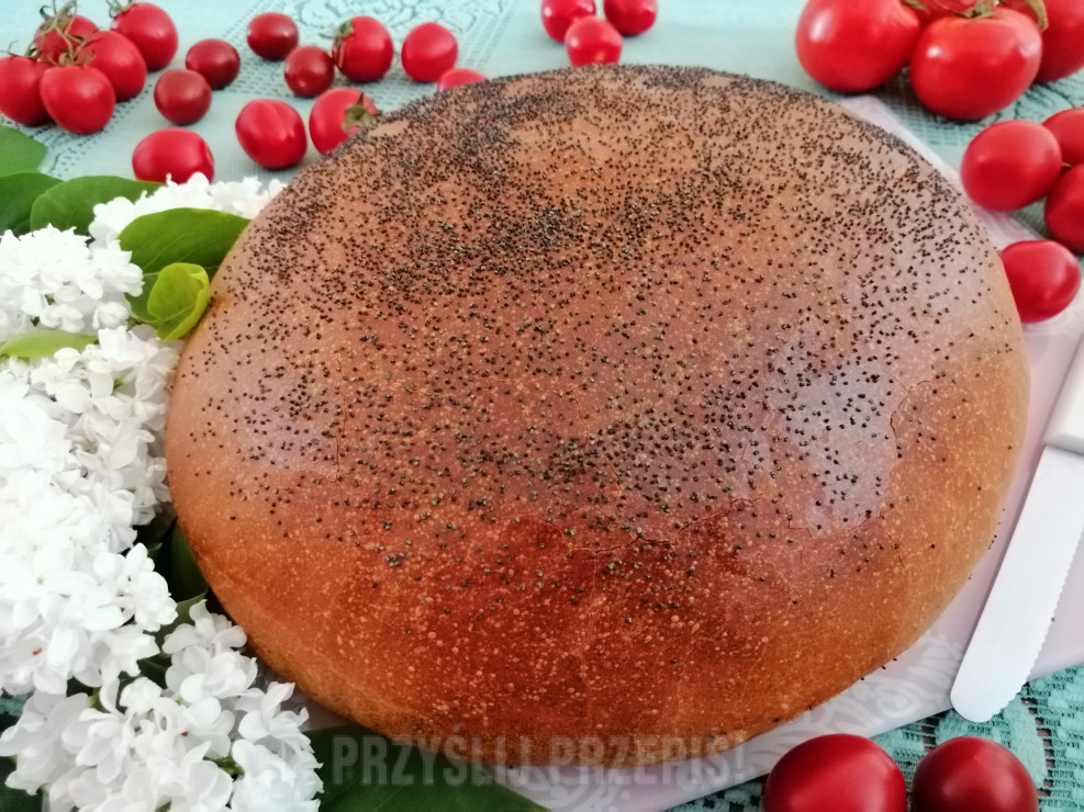 Wiejski chleb z makiem na zakwasie pszennym
