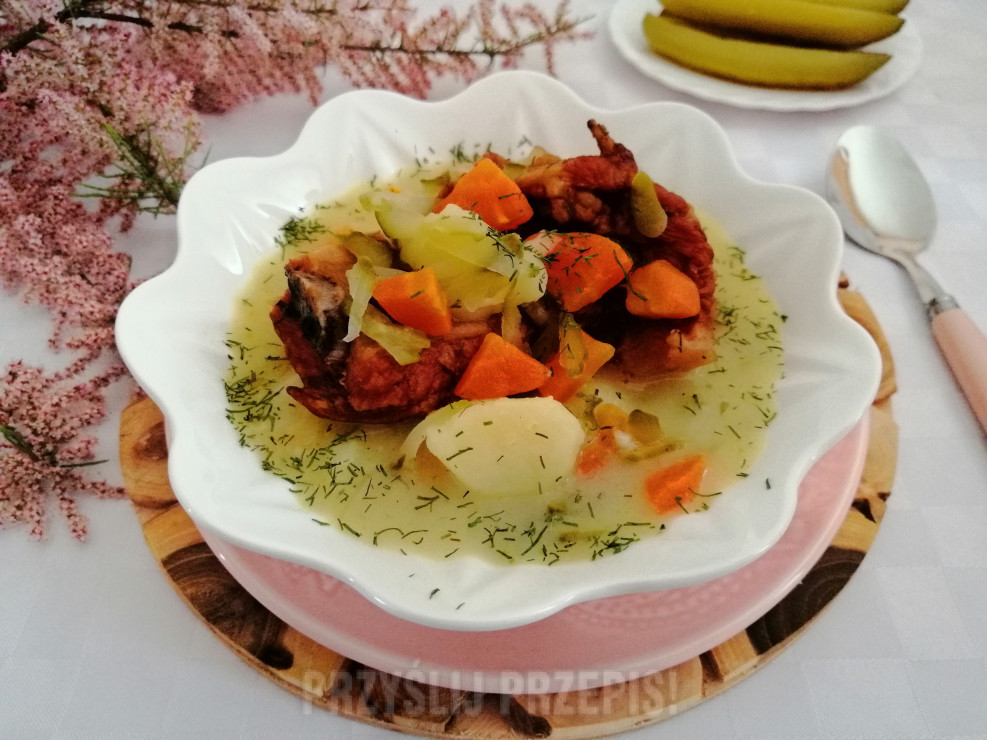 Zupa ogórkowa z młodymi ziemniakami na wędzonym żeberku