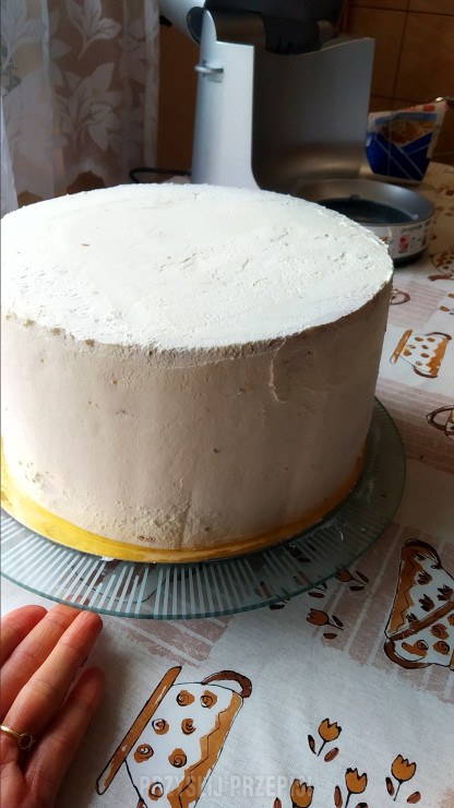 Tort jogurtowo-truskawkowy z drip cake