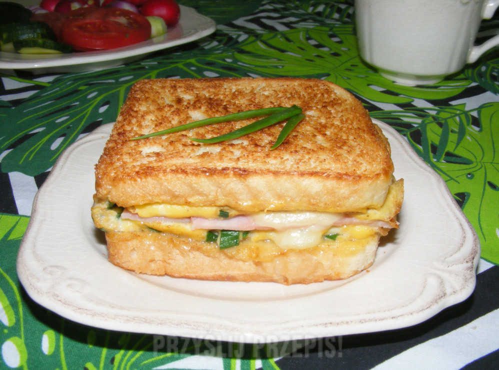 Kanapka (sandwich) na ciepło z omletem, serem i szynką