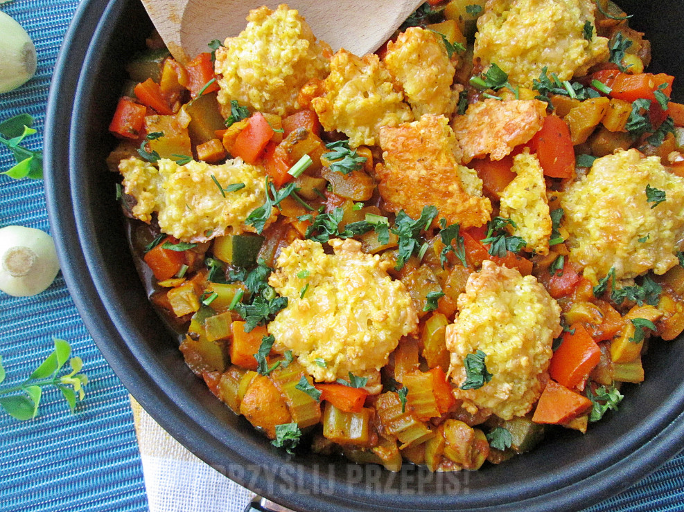 Potrawka warzywna z pieczarkami i pieczonymi kopcami jaglano – serowymi