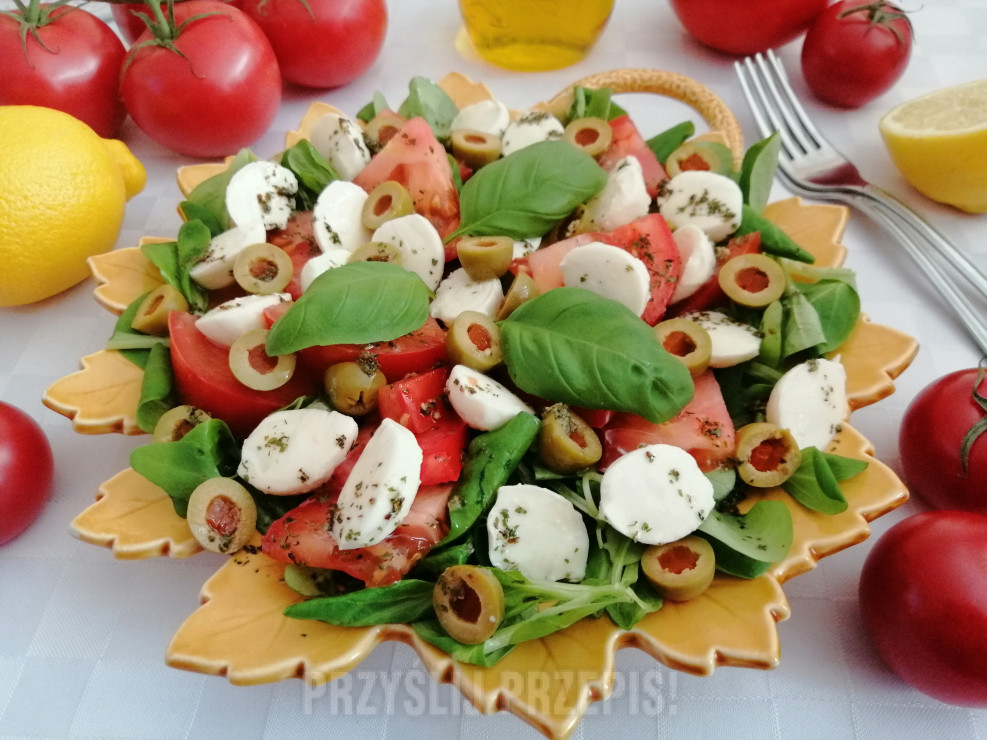 Sałatka na roszponce , listach bazylii z mini mozzarellą , pomidorem i oliwkami