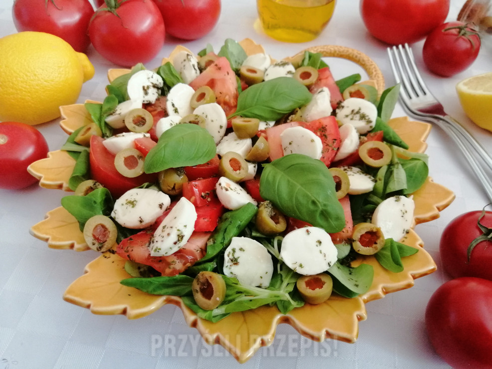 Sałatka na roszponce , listkach bazylii z mini mozzarellą , pomidorem i oliwkami