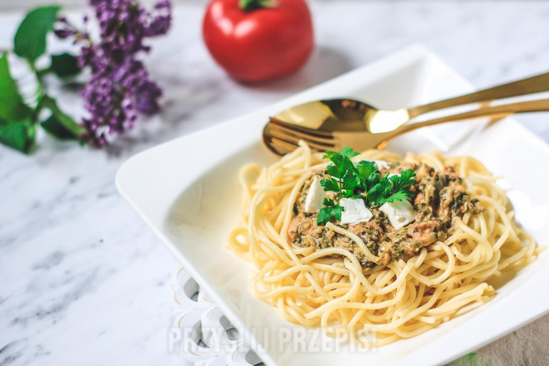 Spaghetti Z Sosem Ze Świeżych Pomidorów, Szpinaku I Fety
