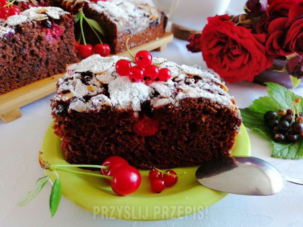 Błyskawiczne ciasto czekoladowe z wiśniami i porzeczkami