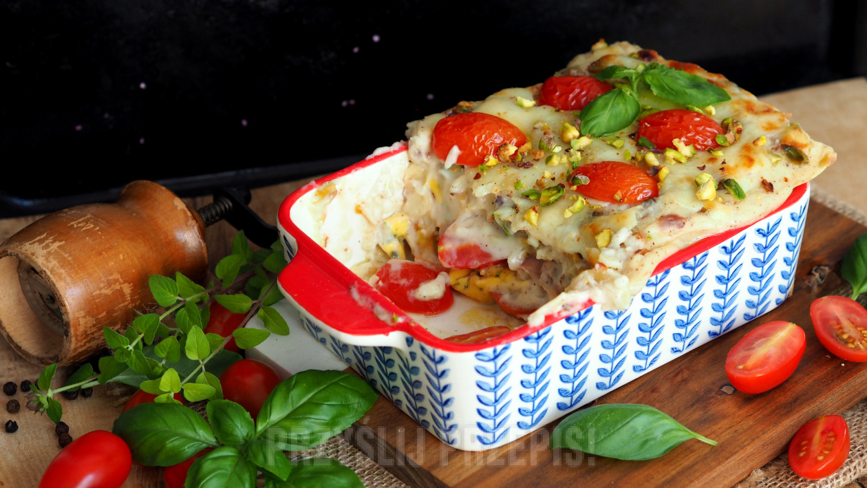 Lasagne z sosem beszamelowym, szynką parmeńską, gorgonzolą i pistacjami