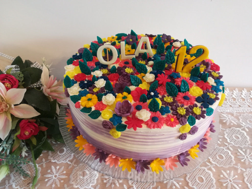 Tort urodzinowy z kwiatkami