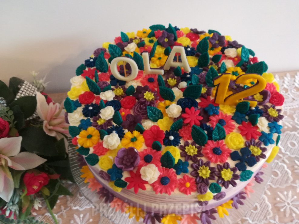 Tort urodzinowy z kwiatkami